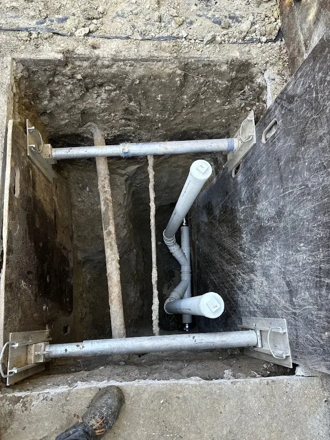 Experienced plumber completing Drain Cleaning work in Pittsburg